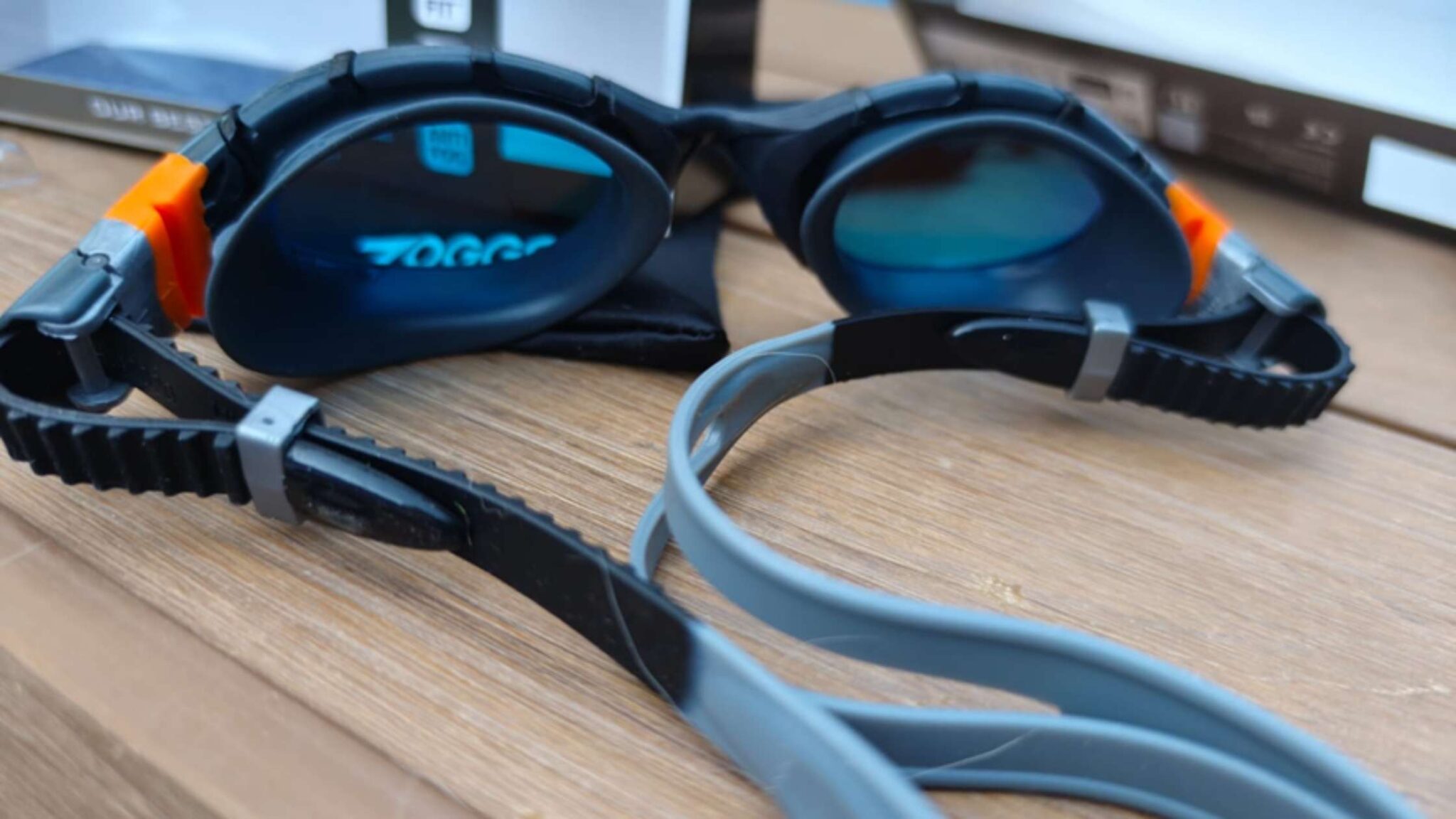 Gafas Zoggs Predator Flex Titanium fuera de la caja sobre una mesa