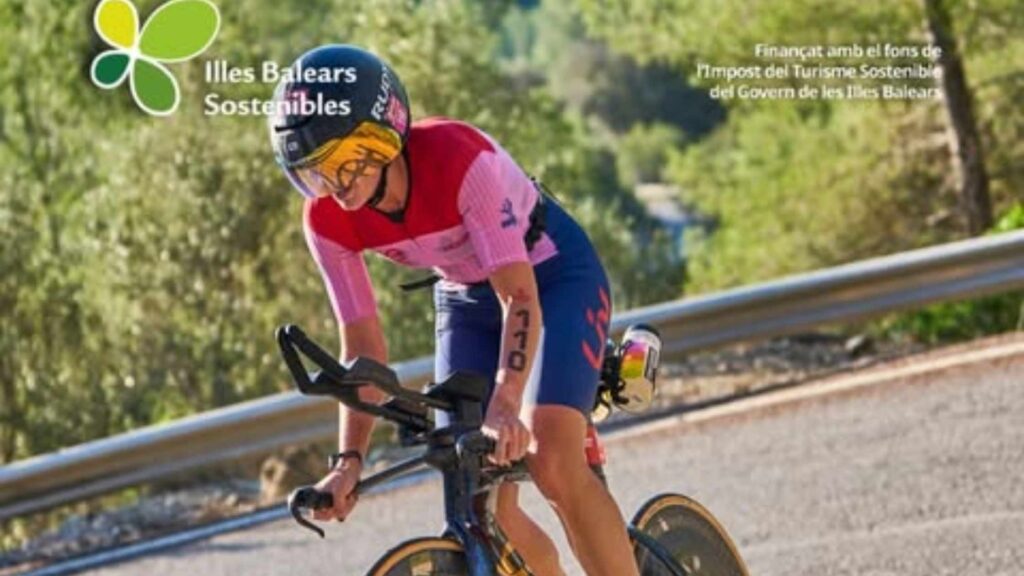 Triatleta en el segmento ciclista de Challenge Peguera Mallorca