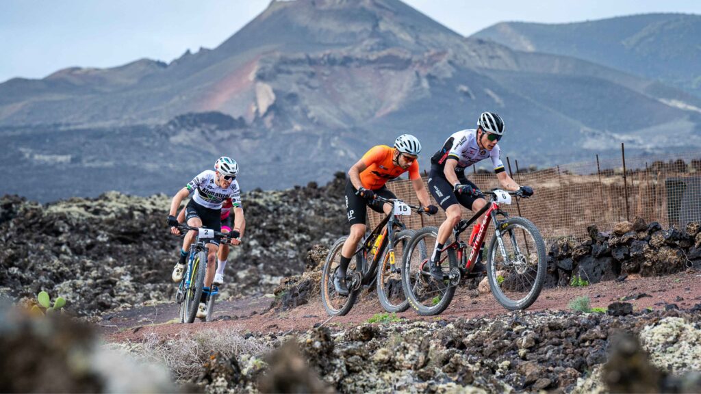 Ciclistas de montaña compitiendo en la 4 Stage MTB Race Lanzarote sobre terreno volcánico