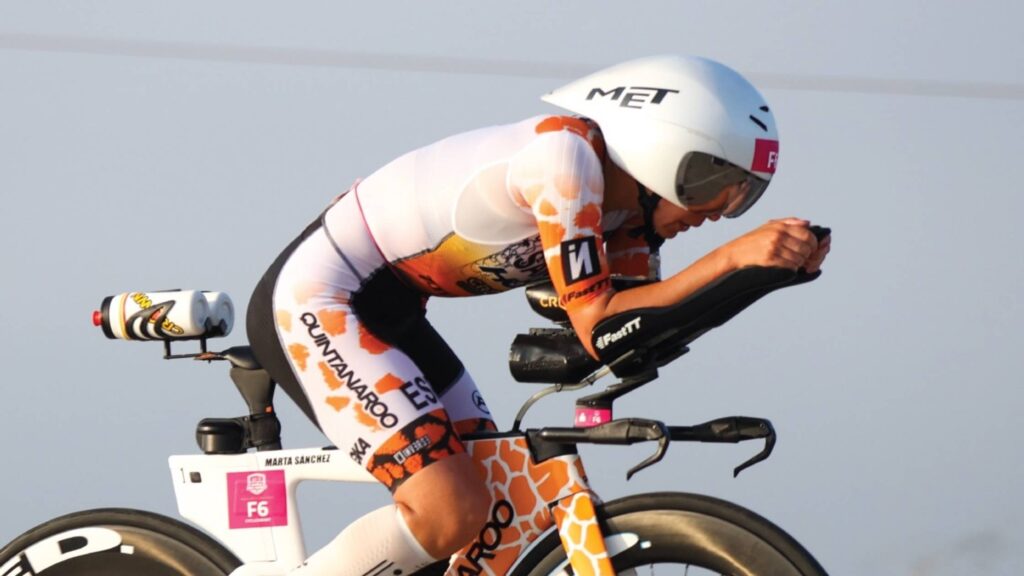 Marta Sánchez compitiendo en el segmento ciclista del IRONMAN 70.3 Elsinore