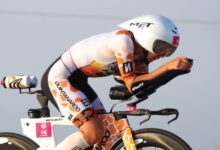 Marta Sánchez compitiendo en el segmento ciclista del IRONMAN 70.3 Elsinore