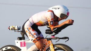 Marta Sánchez compitiendo en el segmento ciclista del IRONMAN 70.3 Elsinore