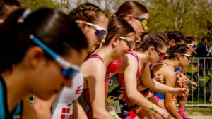 Jóvenes deportistas en la salida de una prueba de duatlón