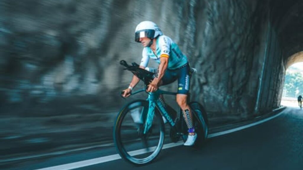 Antonio Benito compitiendo en el segmento ciclista del IRONMAN Frankfurt 2026