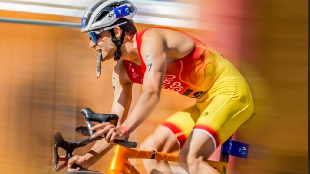 Triatleta español compitiendo en el segmento ciclista de una prueba internacional