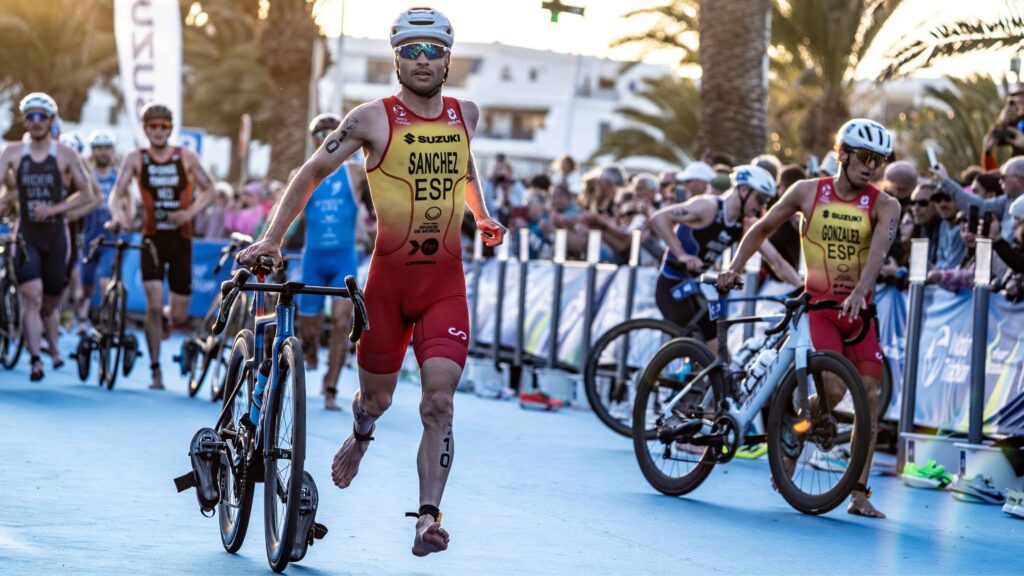 Sánchez Mantecón y Alberto González en la transición durante una prueba internacional de triatlón