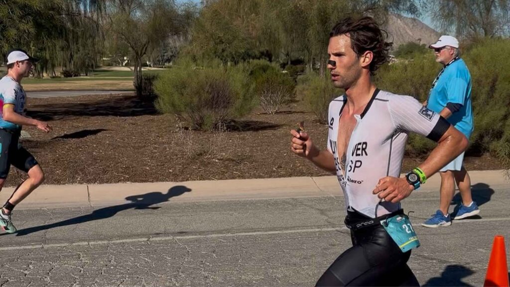 Carlos Oliver corriendo durante una prueba de triatlón antes de su debut en el T100 San Francisco 2026