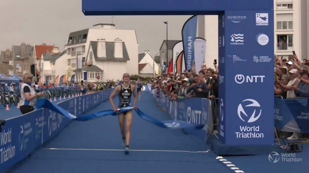 Cassandre Beaugrand cruza la meta tras ganar la WTCS Quiberon 2026
