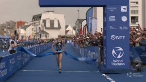 Cassandre Beaugrand cruza la meta tras ganar la WTCS Quiberon 2026