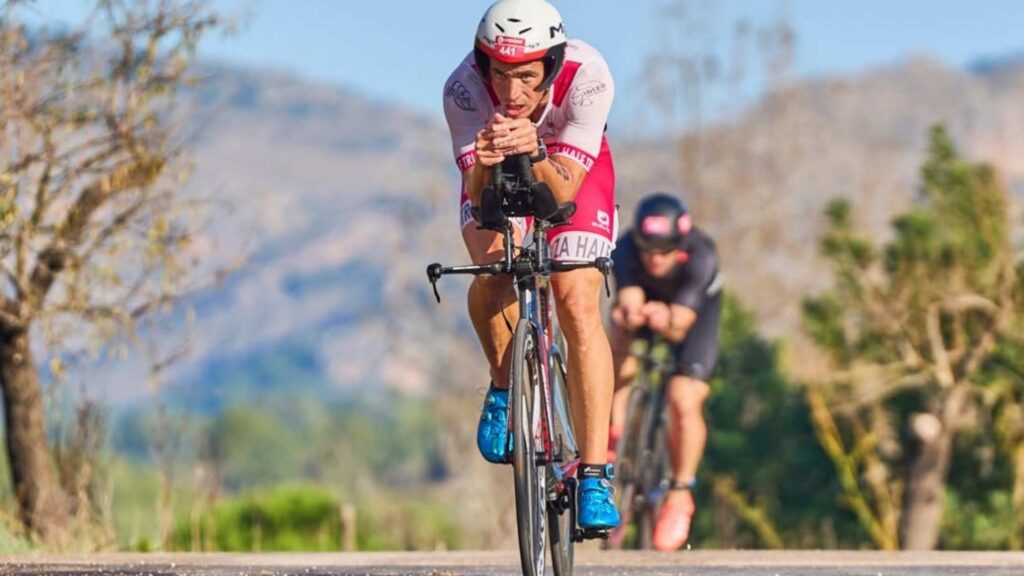 Triatletas compitiendo en el segmento ciclista de Challenge Peguera Mallorca