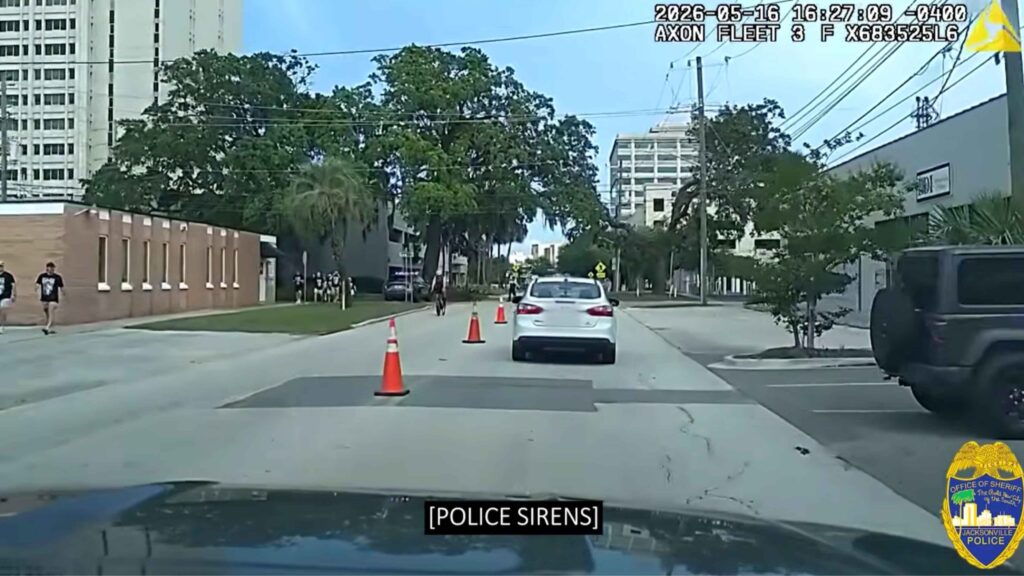 Coche perseguido por la policía en el recorrido del IRONMAN Jacksonville 2026