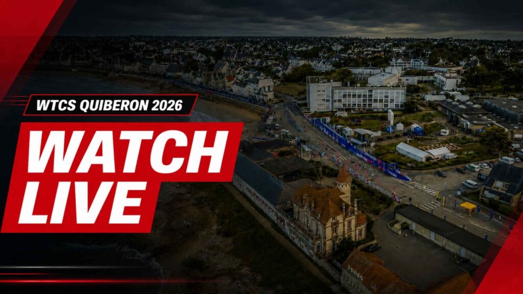 Imagen de la costa de Quiberon con el texto Watch Live para seguir la WTCS Quiberon 2026 en directo