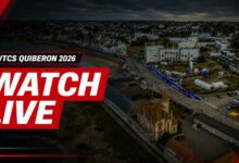 Imagen de la costa de Quiberon con el texto Watch Live para seguir la WTCS Quiberon 2026 en directo