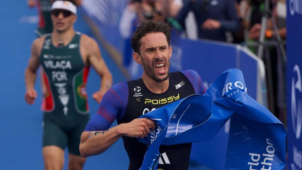 Dorian Coninx cruza la meta tras ganar la WTCS Quiberon 2026
