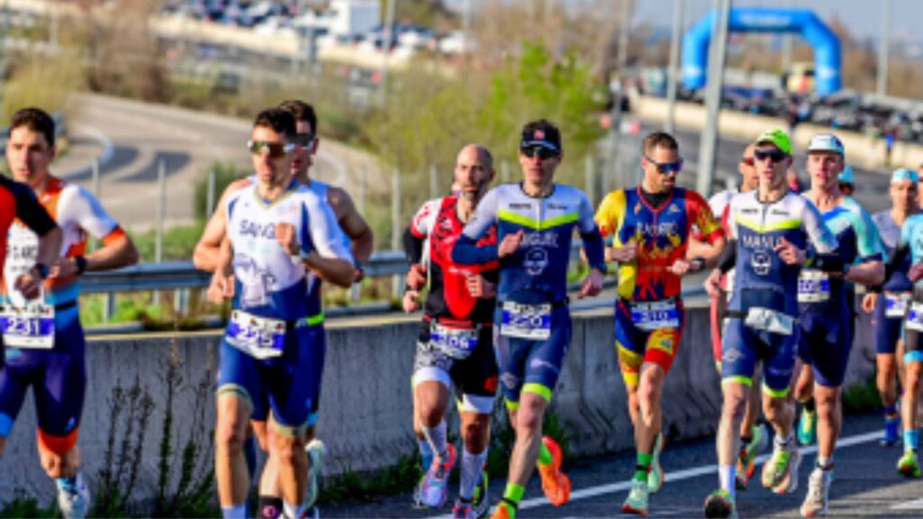 Grupo de duatletas corriendo en el segmento de carrera a pie durante una prueba de duatlón