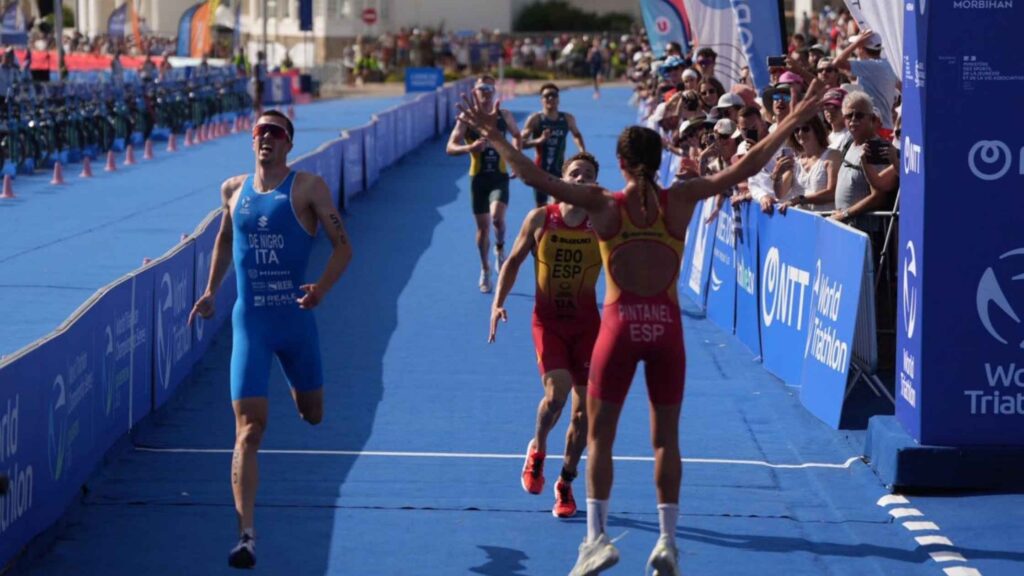 Izan Edo y Marta Pintanel celebran el podio de España en el relevo mixto de Quiberón 2026