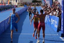 Izan Edo y Marta Pintanel celebran el podio de España en el relevo mixto de Quiberón 2026