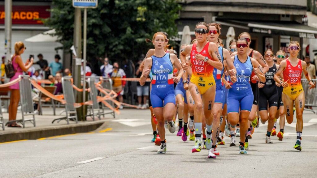 María Varo corre junto al grupo femenino durante una prueba internacional de triatlón