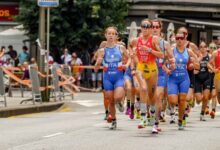 María Varo corre junto al grupo femenino durante una prueba internacional de triatlón