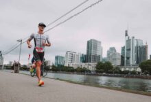Triatleta corriendo junto al skyline de Frankfurt en el IRONMAN Frankfurt