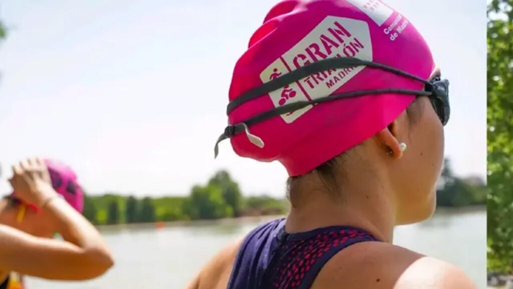 Triatleta con gorro rosa antes de la natación en el Gran Triatlón Madrid