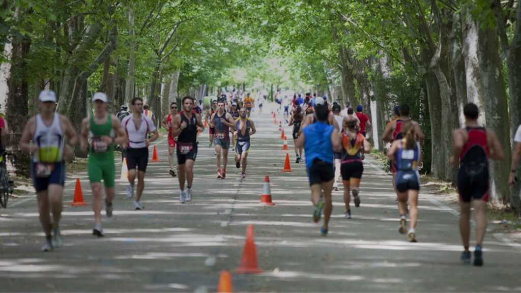Triatletas corriendo en la Casa de Campo durante una edición anterior del Gran Triatlón Madrid