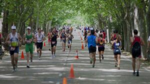 Triatletas corriendo en la Casa de Campo durante una edición anterior del Gran Triatlón Madrid