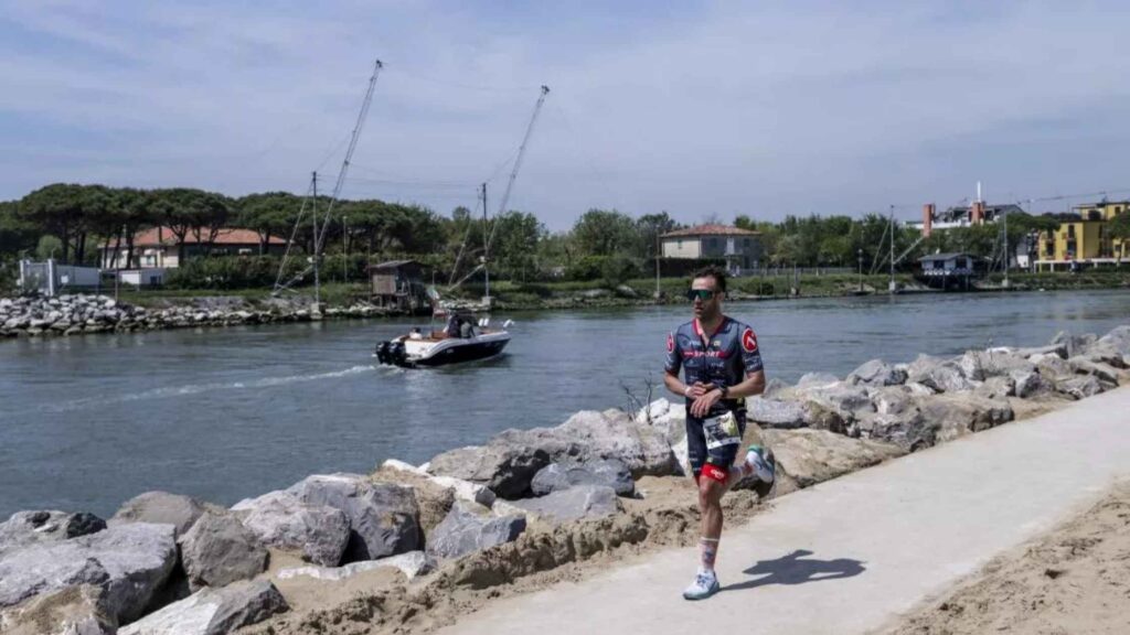 Triatleta corriendo junto al canal en IRONMAN 70.3 Venice-Jesolo
