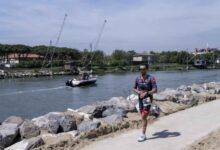 Triatleta corriendo junto al canal en IRONMAN 70.3 Venice-Jesolo