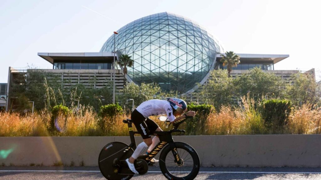 Triatleta en el circuito ciclista del IRONMAN 70.3 Valencia