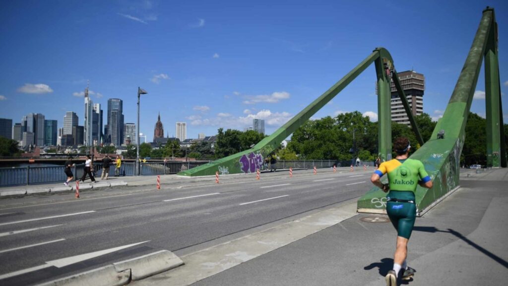 Triatletas compitiendo en el IRONMAN Frankfurt