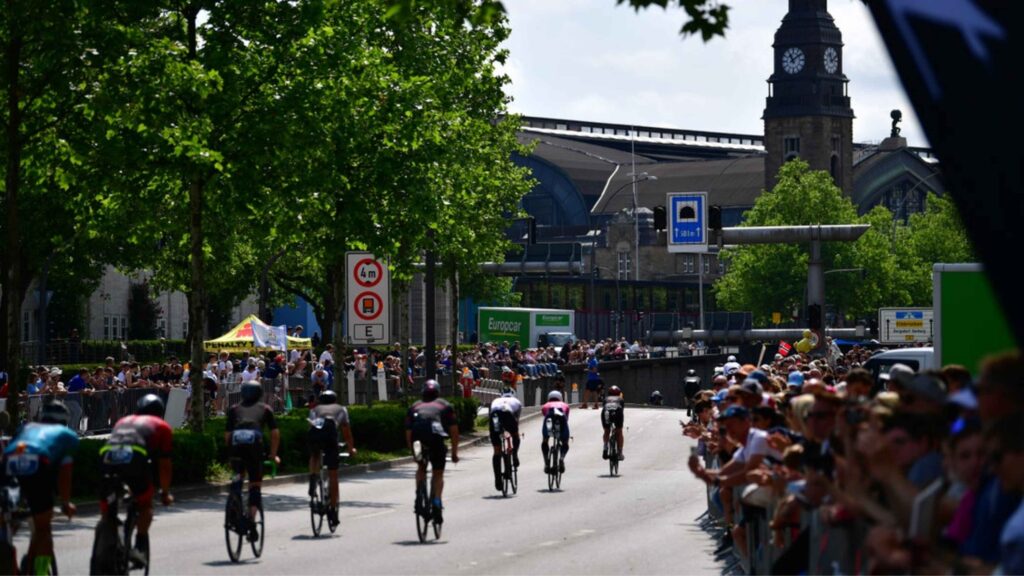 Ciclistas compitiendo en el IRONMAN Hamburg junto al centro de la ciudad