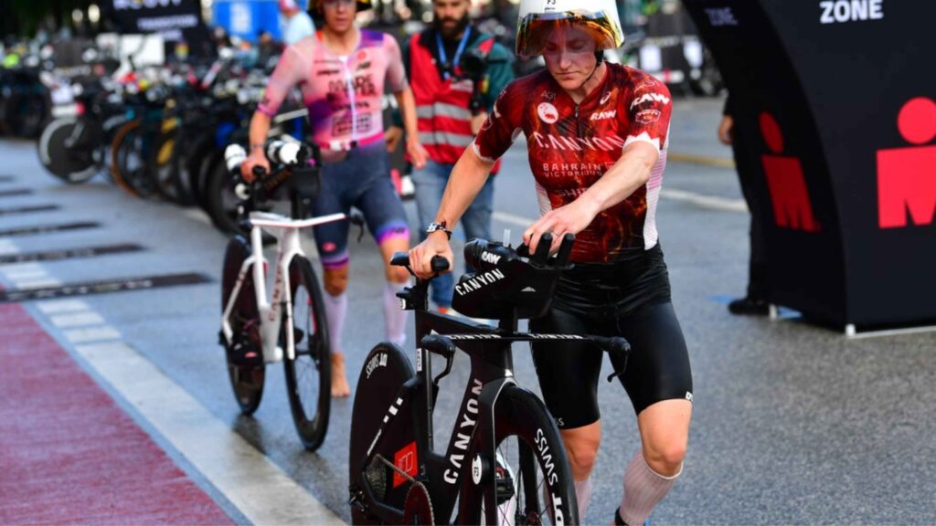 Triatletas saindo dos boxes durante o IRONMAN Hamburgo