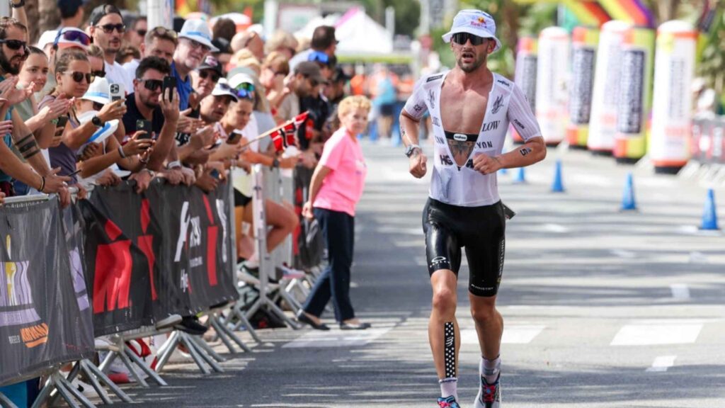 Triatleta corriendo durante el IRONMAN France Nice ante el público
