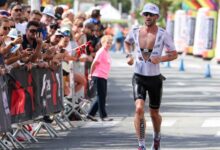 Triatleta corriendo durante el IRONMAN France Nice ante el público
