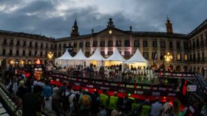 Meta del IRONMAN Vitoria-Gasteiz en la Plaza de España con público y carpas iluminadas