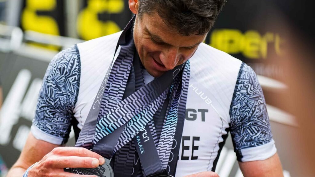 Jonathan Brownlee mostrando varias medallas del Supertri Blenheim Palace