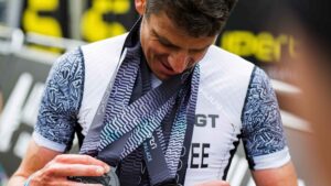 Jonathan Brownlee mostrando varias medallas del Supertri Blenheim Palace