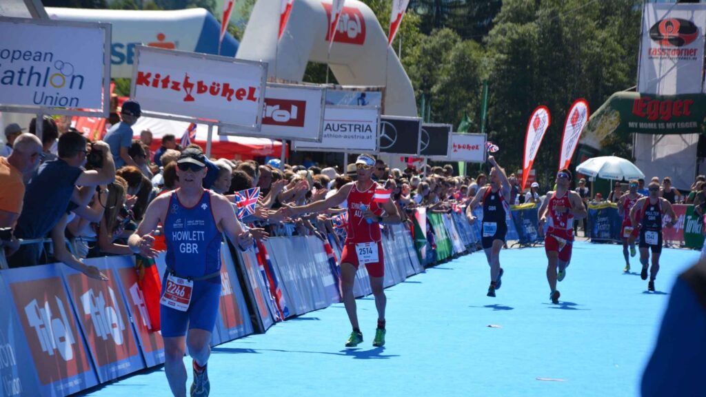 Triatletas corriendo por la zona de meta en Kitzbühel
