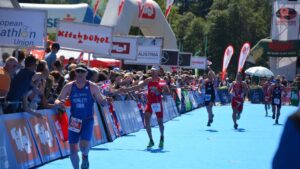 Triatletas corriendo por la zona de meta en Kitzbühel