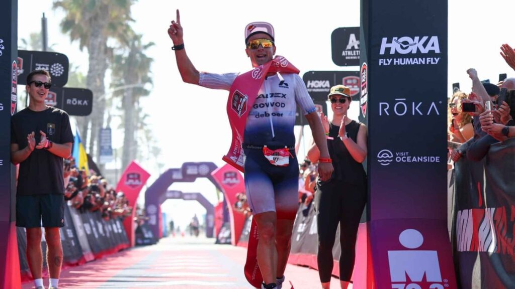 Kristian Blummenfelt celebrando su victoria en la meta del IRONMAN 70.3 Oceanside