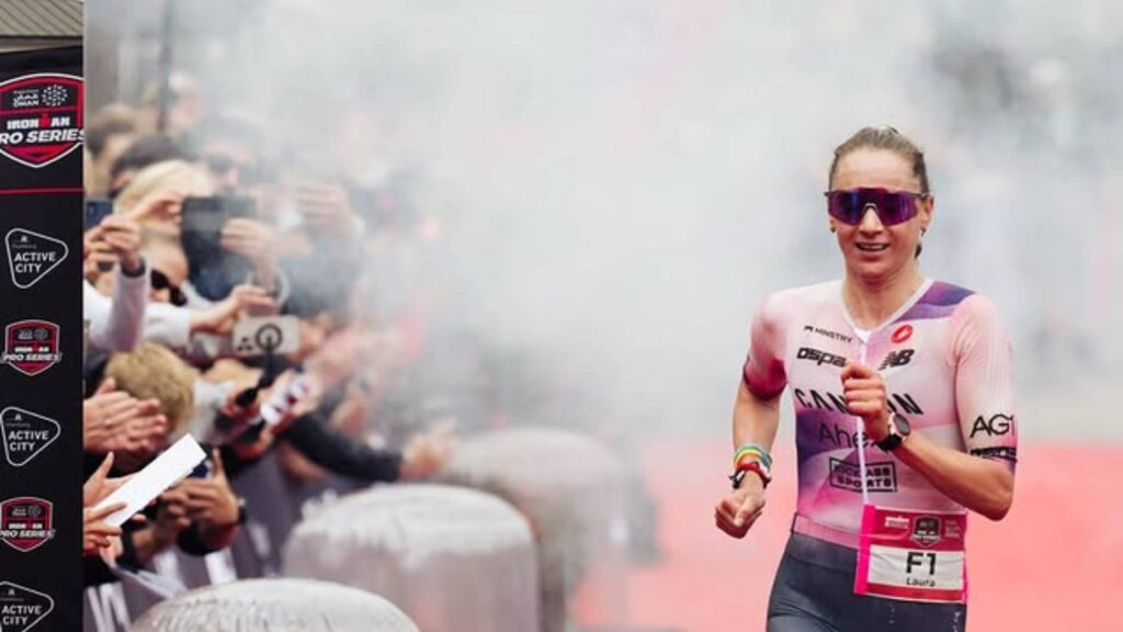 Laura Philipp corriendo en la zona de meta de Challenge Roth