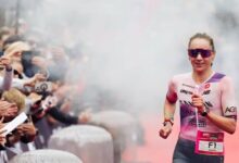 Laura Philipp corriendo en la zona de meta de Challenge Roth