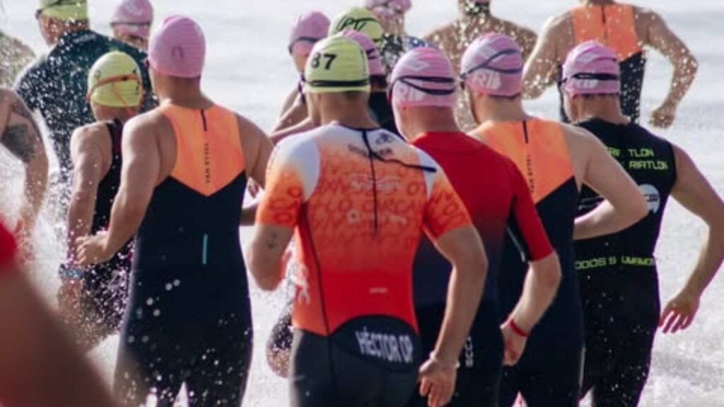 Triatletas entrando al agua en el MTRI València en la Playa de la Malvarrosa