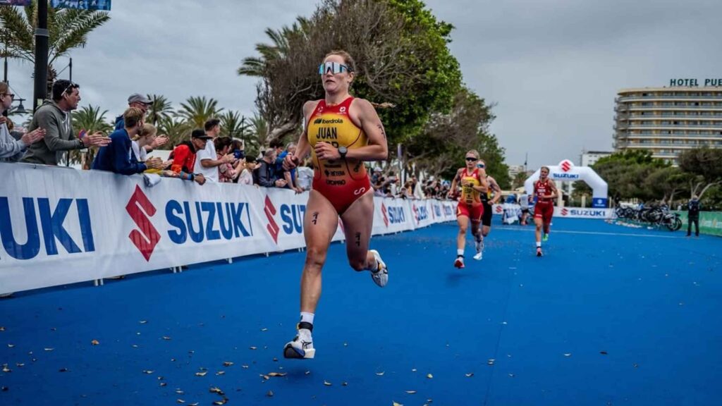 Noelia Juan corriendo durante una prueba de triatlón con el mono de la selección española