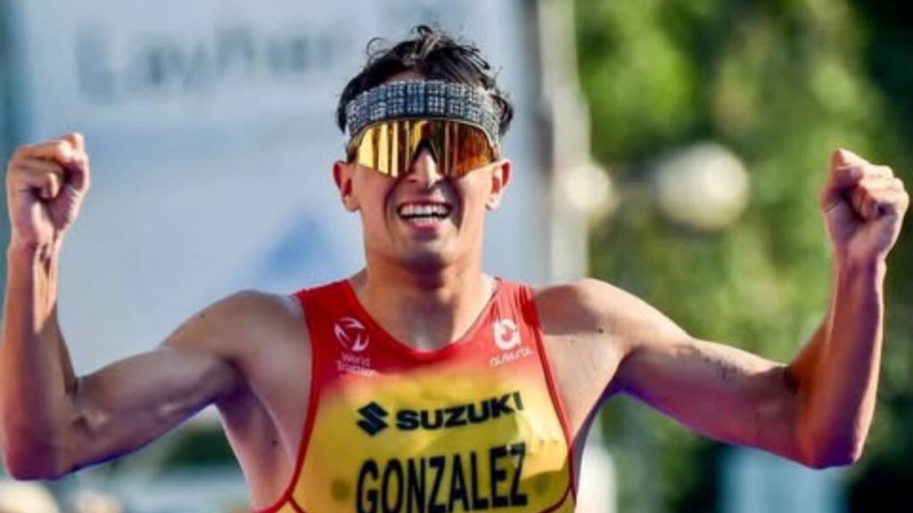 Pelayo González celebrando su podio en la Copa del Mundo de Tiszaújváros 2026