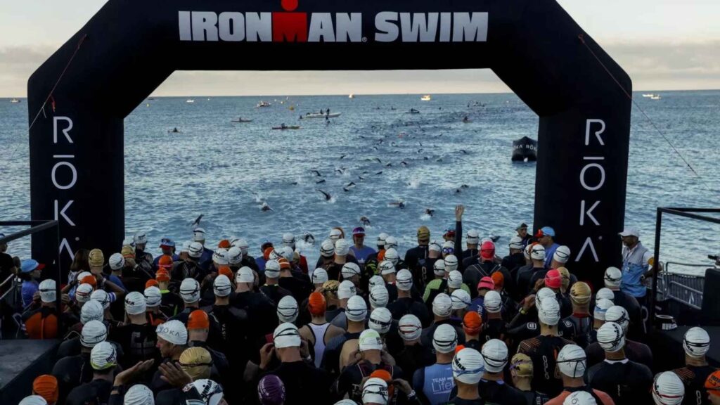 Salida de natación del IRONMAN 70.3 Nice con triatletas entrando al mar