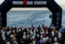 Salida de natación del IRONMAN 70.3 Nice con triatletas entrando al mar