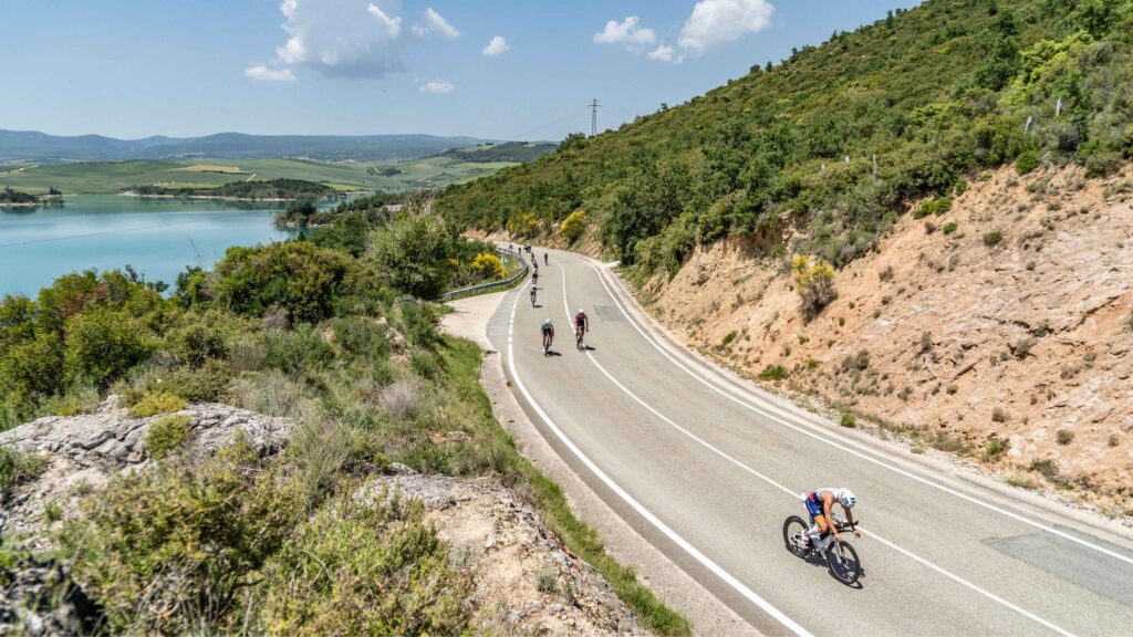 Triatletas rodando en bicicleta durante el Campeonato de España de Media Distancia en Pamplona