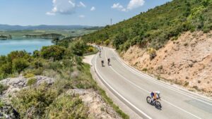 Triatletas rodando en bicicleta durante el Campeonato de España de Media Distancia en Pamplona